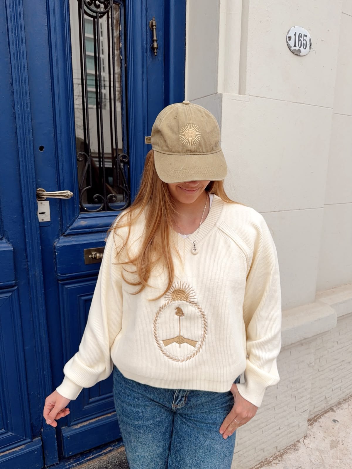 SWEATER V ESCUDO BORDADO - Image 3