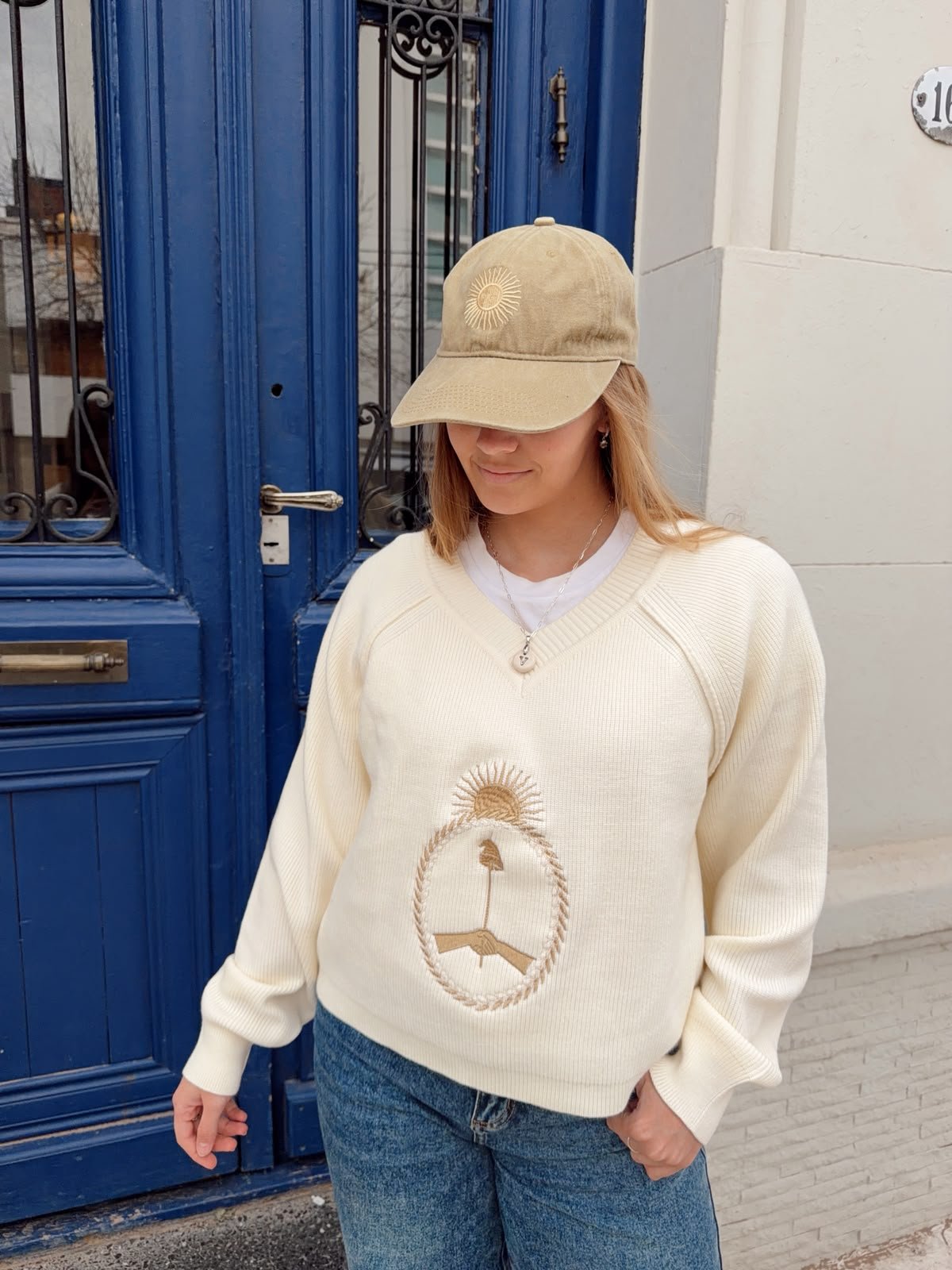 SWEATER V ESCUDO BORDADO - Image 5