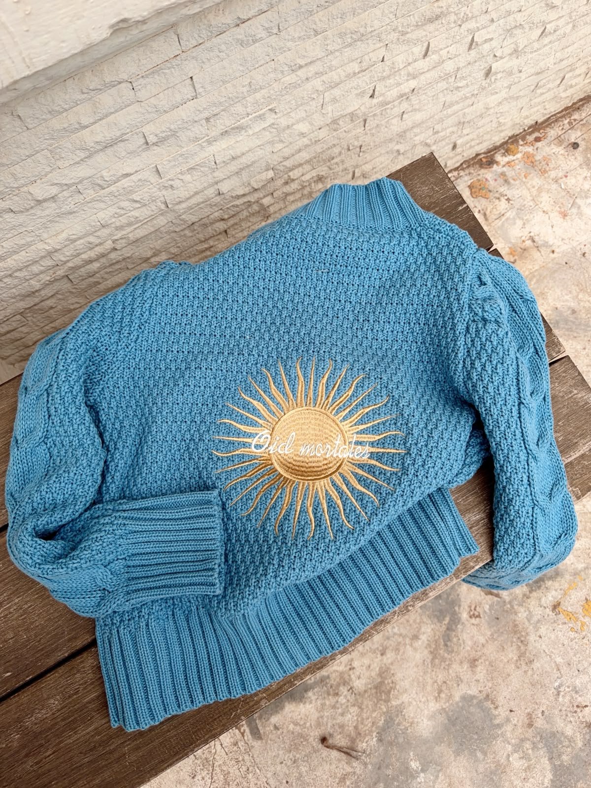 SWEATER OID MORTALES CELESTE BORDADO - Image 3