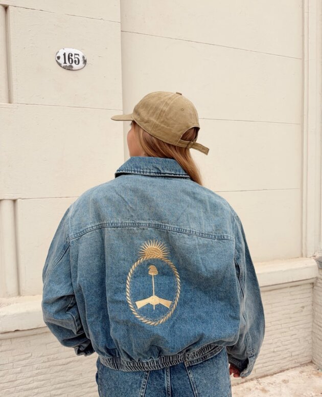 CAMPERA JEANS ESCUDO BORDADA