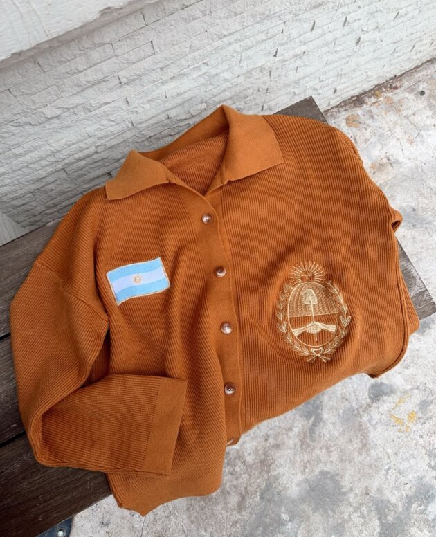 CARDIGAN ESCUDO Y BANDERA BORDADO