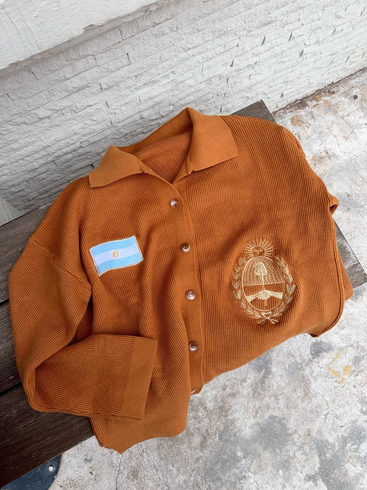 CARDIGAN ESCUDO Y BANDERA BORDADO