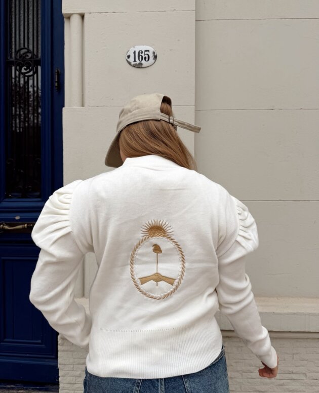 SWEATER PRINS ESCUDO BORDADO