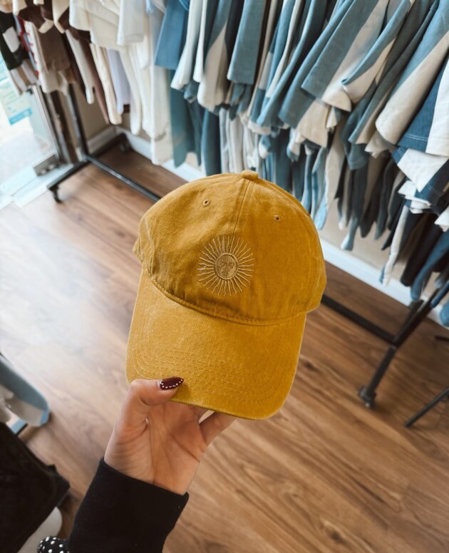 GORRA SOL MOSTAZA