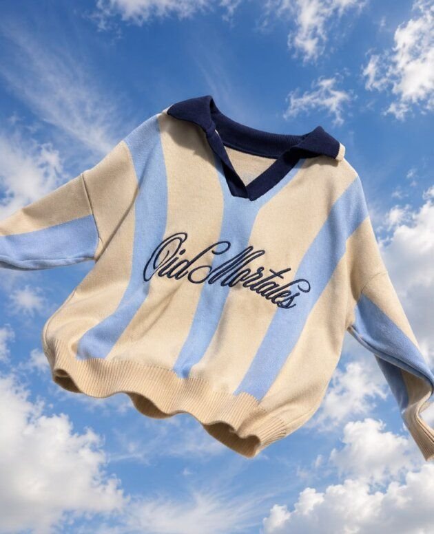 SWEATER OID MORTALES, ESPALDA ESCUDO BORDADO