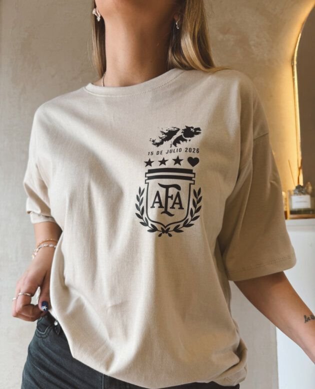 REMERA CUARTA CORAZÓN BEIGE