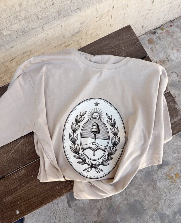 REMERA ESCUDO NACIONAL, UNISEX.