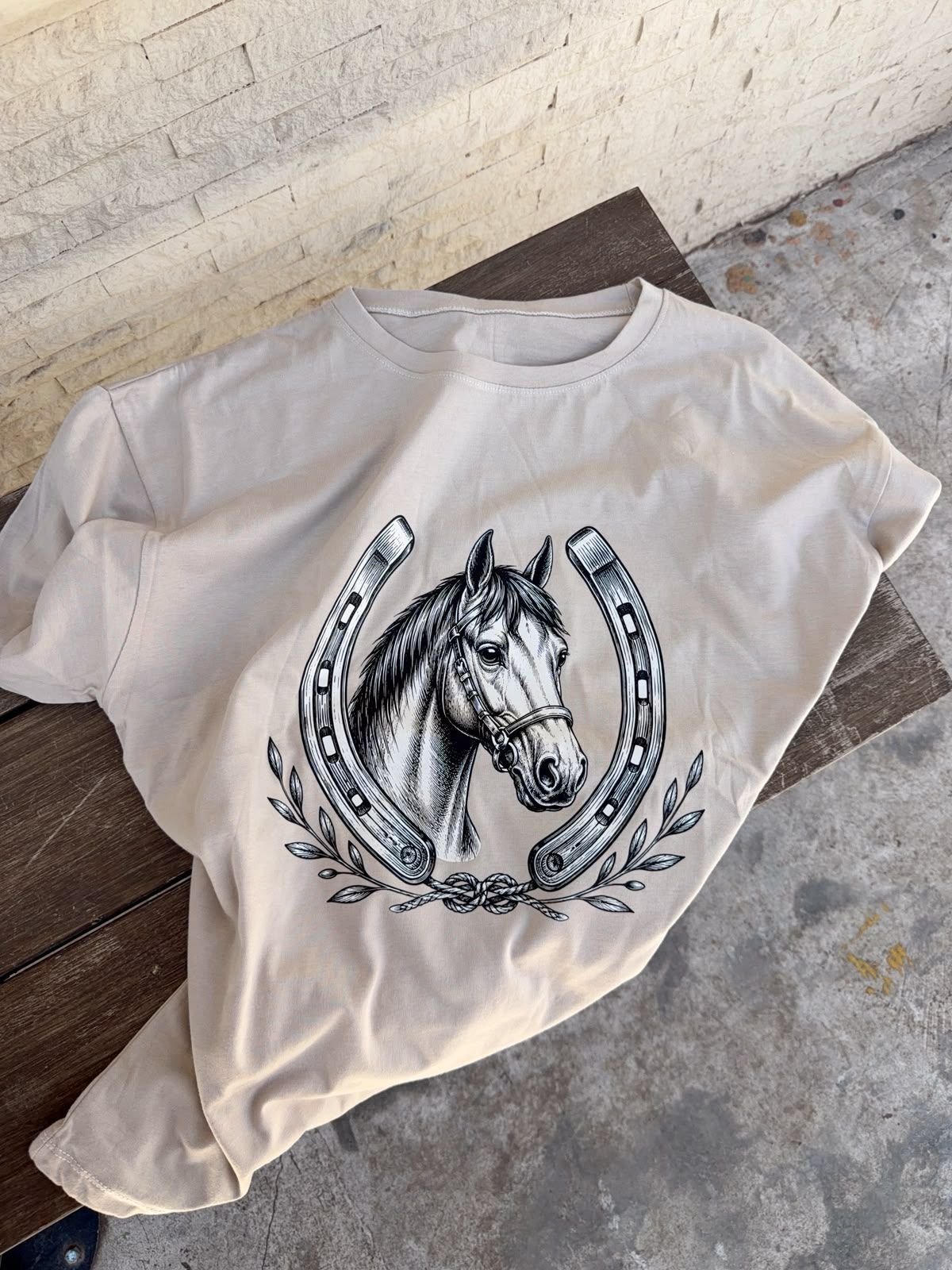 REMERA CABALLO HERRADURA BEIGE, UNISEX