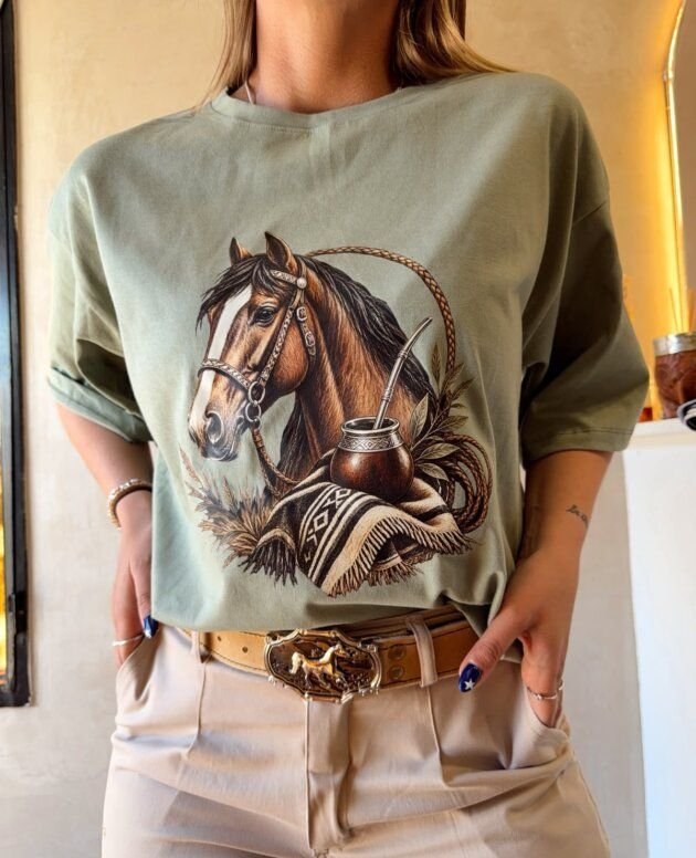 REMERA CABALLO MATE VERDE, UNISEX.