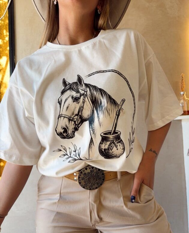 REMERA CABALLO MATE CREMA , UNISEX.