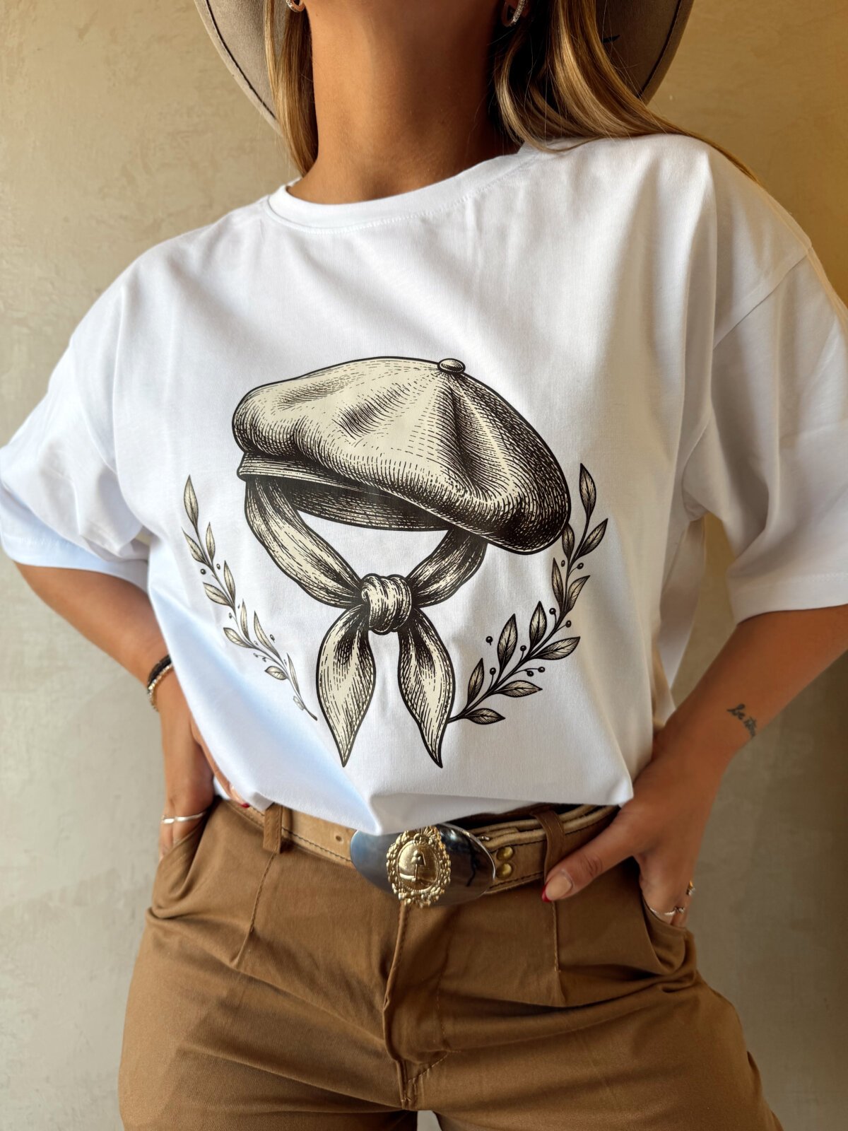 REMERA BOINA PAÑUELO BLANCO