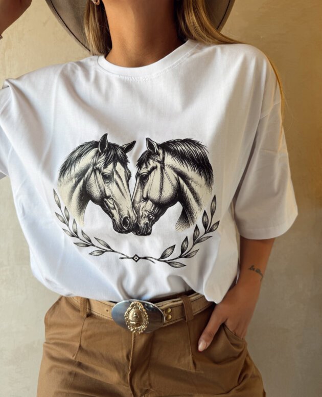 REMERA DOS CABALLOS BLANCO