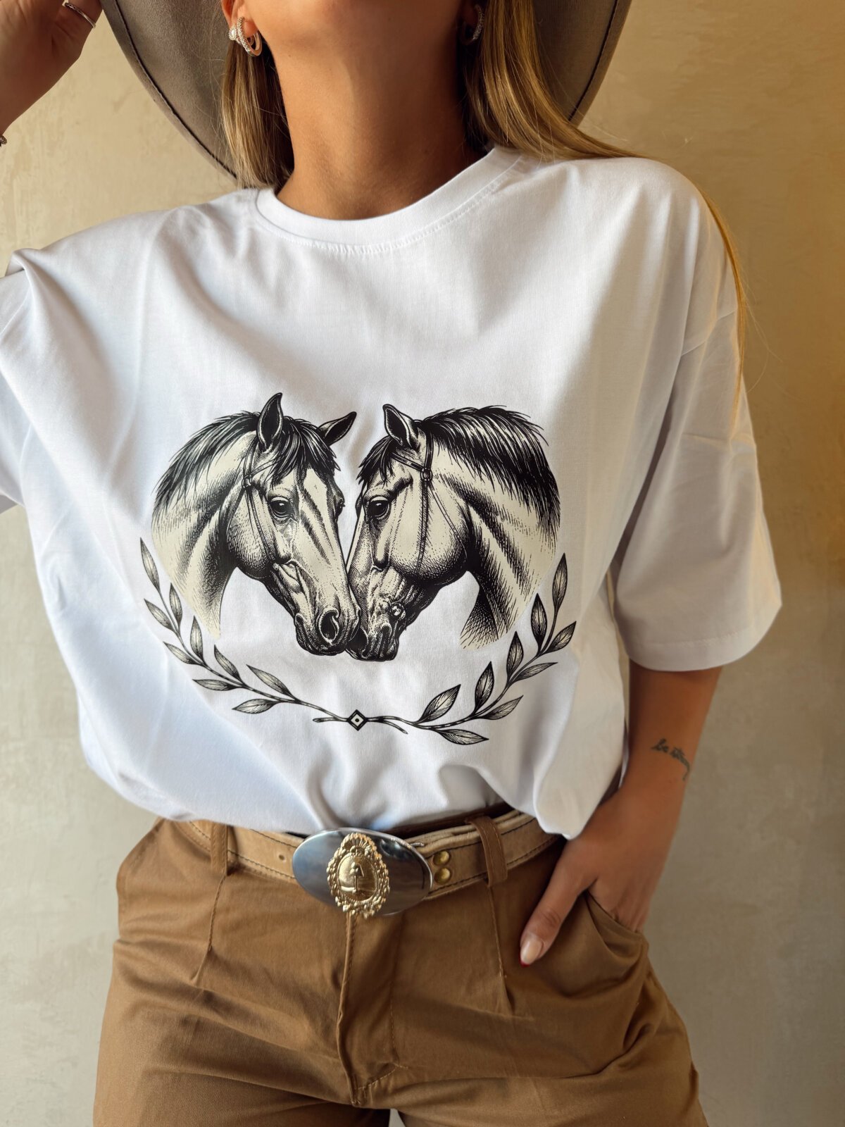 REMERA DOS CABALLOS BLANCO